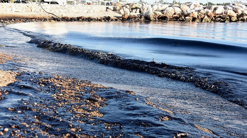 Παραμένει η ρύπανση από την πετρελαιοκηλίδα στο Σαρωνικό παρά τις κυβερνητικές διαβεβαιώσεις